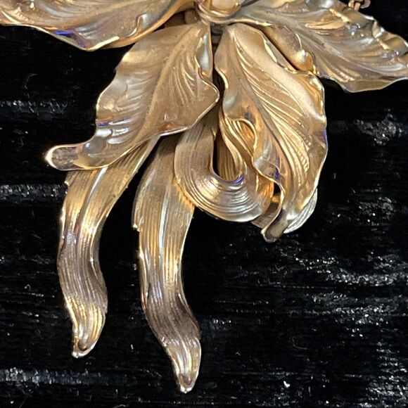 Vintage Goldtone Stylized Textured Flower Brooch W/ Genuine Cultured Pearl - Picture 5 of 7